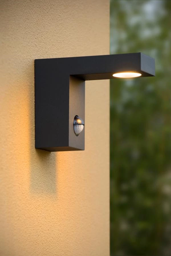 Lucide TEXAS-IR - Wall spotlight / Wall light Indoor/Outdoor - LED - 1x7W 3000K - IP54 - Motion & Day/Night Sensor (deactivatable) - Anthracite - atmosphere 1